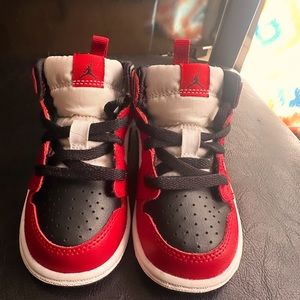 - Air Jordan Retro 1 Mid